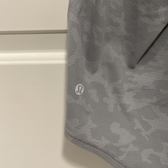 Lululemon Essential Tank *Pleated Light Gray Camo Print Size 4 - Picture 4 of 4